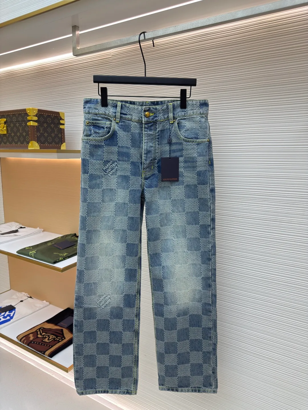LOUIS VUITTON wide-leg checkerboard denim trousers ●Authentic product: purchased and developed at 15700 ●Item number: 1680096-B95 ●Fabric: denim fabric ●Technology: yarn-dyed jacquard ●Version: fitted version ●Size: 28-30-32-34-36 ●Weight: about 815g ●Description: Both the front and back panels have the brand's iconic embroidered LOGO, and the front panel is decorated with a checkerboard pattern, plus the brand's English embroidery. The back embroidery uses 3D three-dimensional embroidery, with a total stitch count of 23,800. The zipper is electroplated in an aged brass color, and the pull tabs are in an electroplated aged brass color. The overall wiring is straight and delicate, the fabric is comfortable and soft, and the color is consistent without color difference. It can be matched with the same style to create a fashionable look and control various occasions. Customized accessories, complete with three standards, same style for men and women!